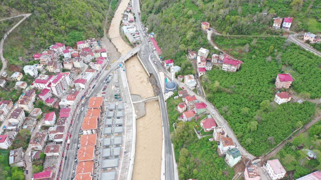 Giresun Dereli'de yine aynı manzara: Yol çöktü, köprü hasar gördü 5